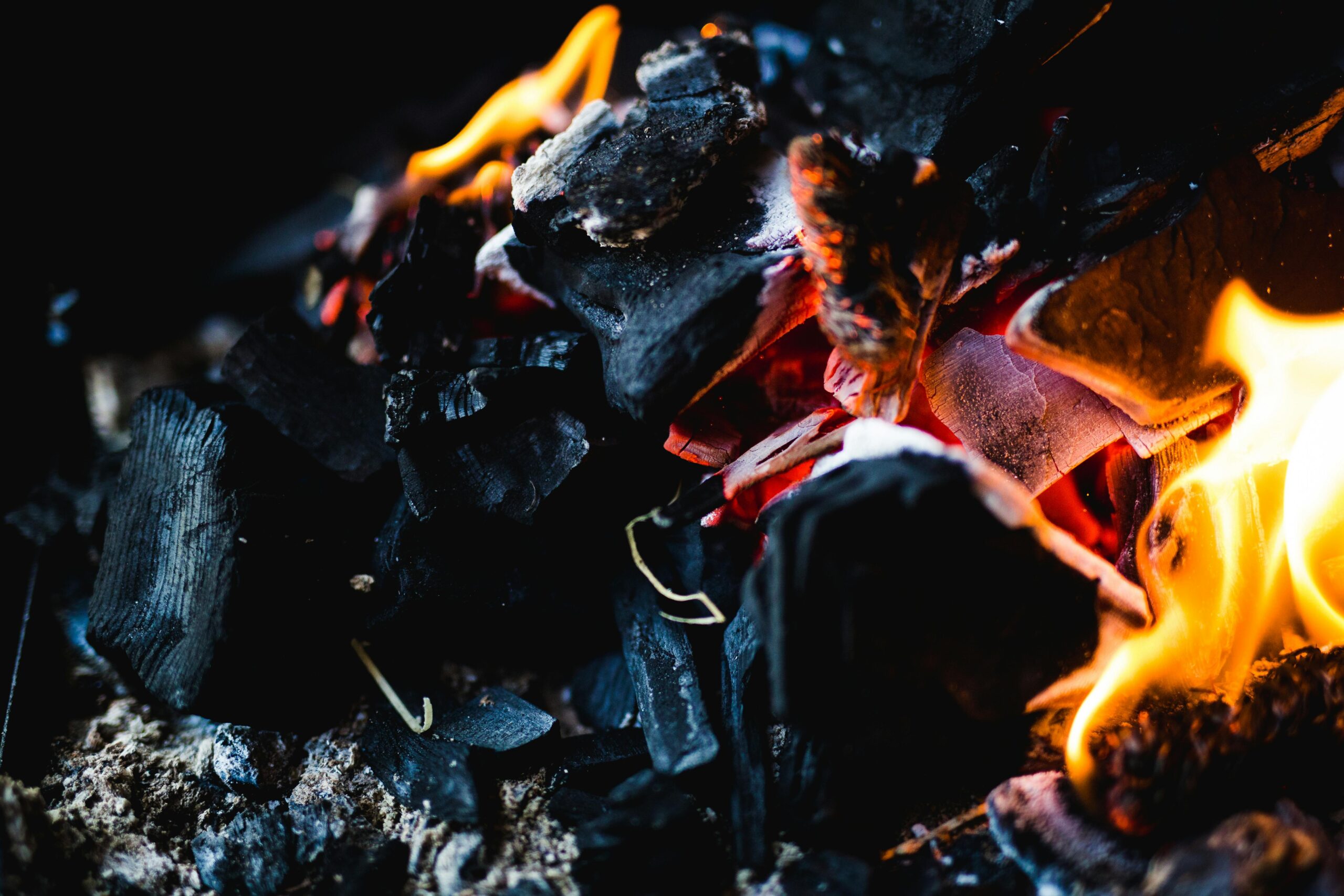 Carvão em chamas. Crédito: Pexels/Heiner/CC